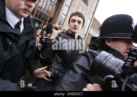 Pete Doherty stellte sich vor, wie er die Magistrate von Thames verließ. Stockfoto