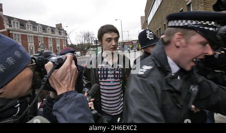 Pete Doherty stellte sich vor, wie er die Magistrate von Thames verließ. Stockfoto