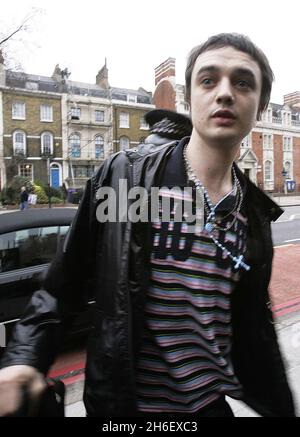 Pete Doherty stellte sich vor, wie er die Magistrate von Thames verließ. Stockfoto