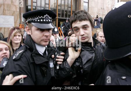 Pete Doherty stellte sich vor, wie er die Magistrate von Thames verließ. Stockfoto