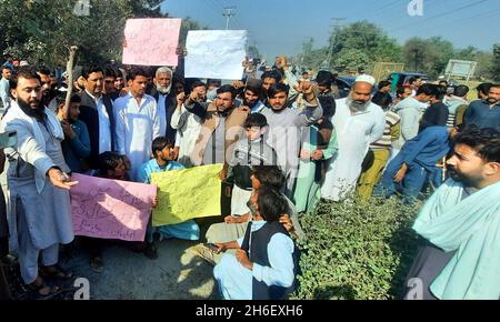 Die Bewohner von Darmange veranstalten am Montag, den 15. November 2021, eine Protestdemonstration gegen die Verlängerung der sui-Gaslast in ihrem Gebiet an der Warsak-Straße in Peshawar. Stockfoto