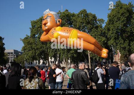 Heute Morgen wird auf dem Parliament Square ein umstrittener Riesenballon des Londoner Bürgermeisters Sadiq Khan in einem Bikini geflogen. Der 29 Fuß große Blimp ist Teil einer Kampagne, die versucht, ihn aus dem Büro zu holen. Die Organisatoren haben mehr als Â£58,000 auf einer Crowdfunding-Website gesammelt, um an diesem Wochenende den Blimp über die Hauptstadt zu fliegen. Stockfoto