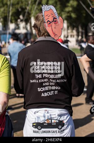 Heute Morgen wird auf dem Parliament Square ein umstrittener Riesenballon des Londoner Bürgermeisters Sadiq Khan in einem Bikini geflogen. Der 29 Fuß große Blimp ist Teil einer Kampagne, die versucht, ihn aus dem Büro zu holen. Die Organisatoren haben mehr als Â£58,000 auf einer Crowdfunding-Website gesammelt, um an diesem Wochenende den Blimp über die Hauptstadt zu fliegen. Stockfoto