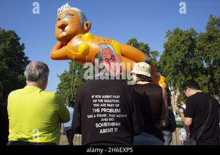 Heute Morgen wird auf dem Parliament Square ein umstrittener Riesenballon des Londoner Bürgermeisters Sadiq Khan in einem Bikini geflogen. Der 29 Fuß große Blimp ist Teil einer Kampagne, die versucht, ihn aus dem Büro zu holen. Die Organisatoren haben mehr als Â£58,000 auf einer Crowdfunding-Website gesammelt, um an diesem Wochenende den Blimp über die Hauptstadt zu fliegen. Stockfoto