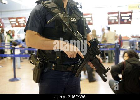 Chaos am Flughafen Heathrow in London als großer Terror bedroht Bodenflüge. Das Vereinigte Königreich wurde in eine „kritische“ Terrorwarnung versetzt - die höchste Bewertung. 19 Verdächtige wurden wegen des Komplotts verhaftet, um Passagierjets aus dem Vereinigten Königreich in die USA zu sprengen. Stockfoto