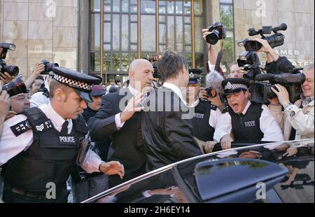 Die Sängerin Pete Doherty von Babyshambles wurde heute vor dem Richtergericht von Thames in London fotografiert, nachdem seine Verurteilung wegen Drogenbesitzes in mehreren Anklagepunkten verschoben worden war. Doherty wurde mitgeteilt, dass seine Strafe nun am 4. Dezember beschlossen wird, um ihm mehr Zeit in einer Rehabilitationsklinik zu geben. Stockfoto