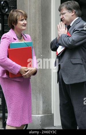 Tessa Jowell und Ian McCartney verlassen das Treffen in der Downing Street in London. Jeff Moore/EMPICS Entertainment Stockfoto