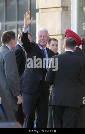 Der ehemalige Präsident der Vereinigten Staaten, Bill Clinton, kommt am Old Billingsgate Market in London an, um eine Keynote-Rede beim Fortune Forum Summit am 26. September 2006 zu halten. Jeff Moore/EMPICS Entertainment Stockfoto