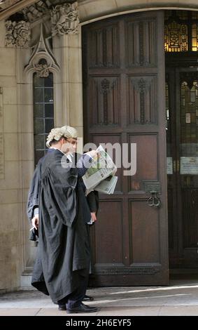 Barristers, die vor dem Middlesex Guildhall Crown Court gegenüber dem Houses of Parliament eine Zigarettenpause einlegen, Donnerstag, 12. Oktober 2006. Die Regierung soll erwägen, den Räten das Rauchverbot auf der Straße zu gestatten. der rat von Westminster will ab dem nächsten Sommer das Rauchen von „Ausschlusszonen“, das Rauchen in geschlossenen öffentlichen Plätzen wird illegal sein und diejenigen, die aufgefischt werden, könnten mit einer Geldstrafe belegt werden. Aber jetzt erwägt das Gesundheitsministerium eine Forderung des Westminster council, dass es erlaubt werden sollte, Raucherzonen außerhalb von Bars, Restaurants, Clubs oder Arbeitsplätzen zu schaffen, damit dort rauchende Menschen leben Stockfoto