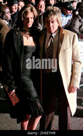 Rod Stewart und Penny Lancaster kommen bei den Daily Mirror Pride of Britain Awards 2006, ITV Studios, South Bank, London, 6. November, 2006. Stockfoto