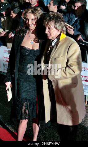 Rod Stewart und Penny Lancaster kommen bei den Daily Mirror Pride of Britain Awards 2006, ITV Studios, South Bank, London, 6. November, 2006. Stockfoto