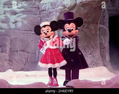 Mickey und Minnie Maus bei der Ice Show, Teil der Weihnachtsfeier im Disneyland Resort in Paris, am 13. November 2006. Stockfoto