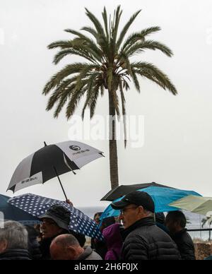 Touristen in Palma, Mallorca, ertragen Regen und Windböen bis zu 40 mph heute, als Großbritannien weiterhin eine Hitzewelle genießt Stockfoto