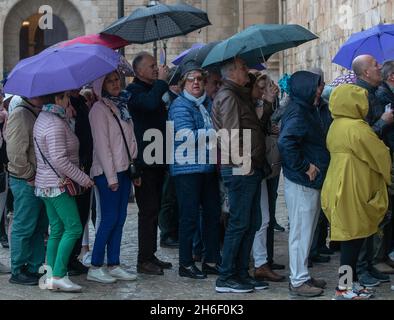 Touristen in Palma, Mallorca, ertragen Regen und Windböen bis zu 40 mph heute, als Großbritannien weiterhin eine Hitzewelle genießt Stockfoto