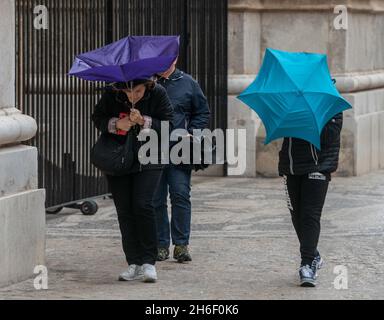 Touristen in Palma, Mallorca, ertragen Regen und Windböen bis zu 40 mph heute, als Großbritannien weiterhin eine Hitzewelle genießt Stockfoto