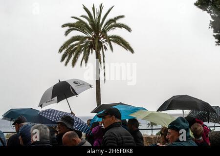 Touristen in Palma, Mallorca, ertragen Regen und Windböen bis zu 40 mph heute, als Großbritannien weiterhin eine Hitzewelle genießt Stockfoto