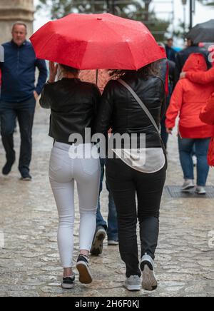 Touristen in Palma, Mallorca, ertragen Regen und Windböen bis zu 40 mph heute, als Großbritannien weiterhin eine Hitzewelle genießt Stockfoto