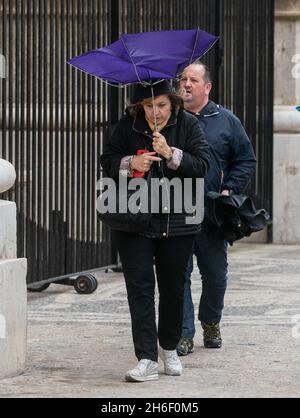 Touristen in Palma, Mallorca, ertragen Regen und Windböen bis zu 40 mph heute, als Großbritannien weiterhin eine Hitzewelle genießt Stockfoto