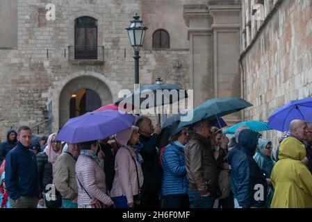 Touristen in Palma, Mallorca, ertragen Regen und Windböen bis zu 40 mph heute, als Großbritannien weiterhin eine Hitzewelle genießt Stockfoto