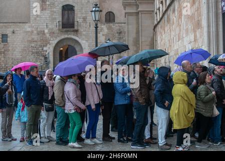 Touristen in Palma, Mallorca, ertragen Regen und Windböen bis zu 40 mph heute, als Großbritannien weiterhin eine Hitzewelle genießt Stockfoto