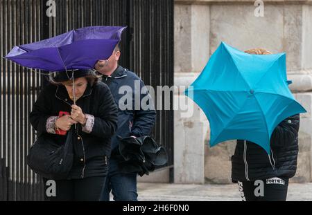 Touristen in Palma, Mallorca, ertragen Regen und Windböen bis zu 40 mph heute, als Großbritannien weiterhin eine Hitzewelle genießt Stockfoto