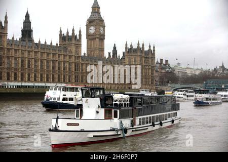 Wassermänner und Lightermen fuhren am 10. Januar 2007 mit ihren Booten zur Themse, um vor dem Unterhaus gegen neue Lizenzgesetze zu protestieren, die die Arbeit am Fluss betreffen. Jeff Moore/EMPICS Entertainment Stockfoto