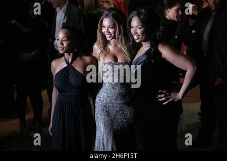 (Von links nach rechts) Anika Noni Rose , Beyonce Knowles und Jennifer Hudson bei der britischen Filmpremiere für den Film Dreamgirls im Odeon-Kino im Londoner West End. Stockfoto