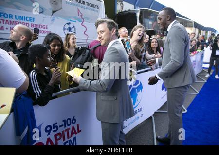 James McAvoy und Usain Bolt kommen zum Fußballspiel der Soccer Aid Charity in der Stamford Bridge, London. Stockfoto