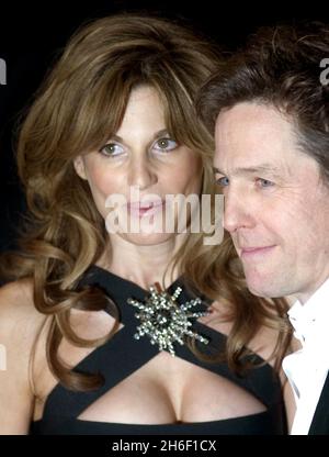 Hugh Grant und seine Freundin Jemima Khan haben sich bei der Filmpremiere von Music and Lyrics im Odeon Cinema auf dem Leicester Square in London vorgestellt. Stockfoto