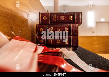 Gelsenkirchen, Deutschland. November 2021. Mehrere Bücher der Thora (Jiddisch: Tojre), dem ersten Teil der hebräischen Bibel Tanach, werden in einer Beiche im Gebetsraum der Neuen Synagoge aufgestellt. Kredit: David Inderlied/dpa/Alamy Live Nachrichten Stockfoto