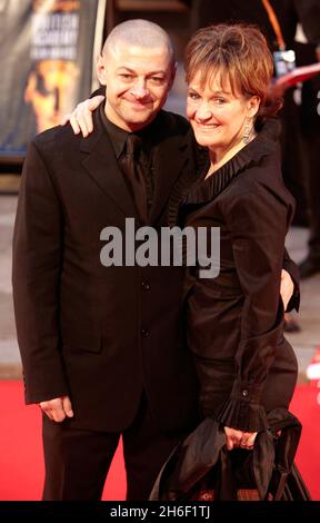 Andy Serkis und seine Frau Lorraine Ashbourne kommen am 11. Februar 2007 zu den British Academy Film Awards 2007 im Royal Opera House, Covent Garden, London. Stockfoto