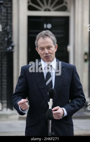 Der britische Premierminister Tony Blair ist abgebildet, als er heute Nachmittag in der Downing Street, London, vor der Presse spricht, nachdem die 15 vom Iran gehaltenen Matrosen und Marineinfanteristen in Großbritannien angekommen waren. Stockfoto