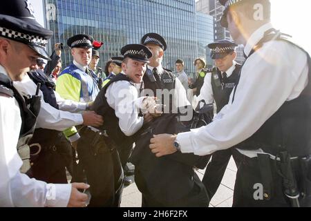 Ein Protestant des Space Hijackers wird heute Nachmittag, 1. Mai 2007, während der Mayday-Demonstration in Clerkenwell, London, von der Polizei verhaftet. Stockfoto