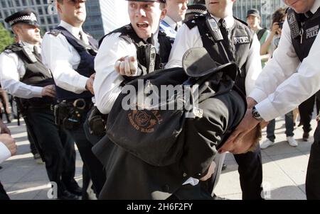 Ein Protestant des Space Hijackers wird heute Nachmittag, 1. Mai 2007, während der Mayday-Demonstration in Clerkenwell, London, von der Polizei verhaftet. Stockfoto