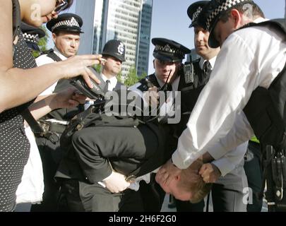 Ein Protestant des Space Hijackers wird heute Nachmittag, 1. Mai 2007, während der Mayday-Demonstration in Clerkenwell, London, von der Polizei verhaftet. Stockfoto