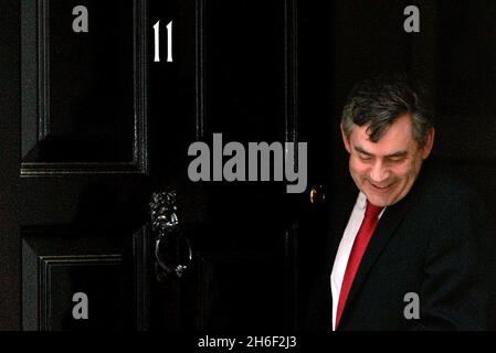 Bundeskanzler Gordon Brown wird heute Morgen beim Verlassen der Downing Street abgebildet, nachdem Premierminister Tony Blair seinen Rücktritt im Kabinett angekündigt hatte. Stockfoto