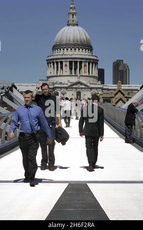 Das heiße Wetter kehrte heute in Teile des Vereinigten Königreichs zurück, wobei die Temperaturen im Zentrum Londons am 23. Mai 2007 24 grad celsius erreichten. Stockfoto