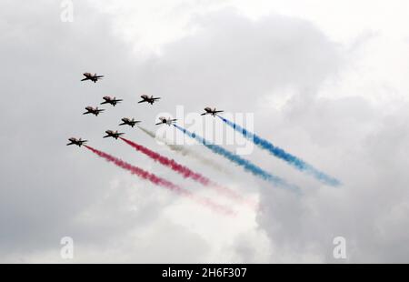 Anlässlich des 25. Jahrestages des Falklandkrieges fand über dem Zentrum Londons eine Vorbeiflug der RAF'S Red Arrows statt. Stockfoto