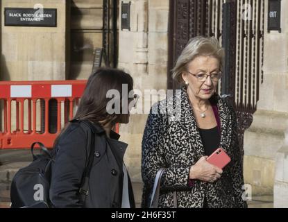 Die britische Wirtschaftsministerin Andrea Leadsom (R) verlässt am 19. Oktober 2019 das Unterhaus in London, nachdem das Parlament für eine Änderung gestimmt hatte, die die Regierung tatsächlich dazu zwingt, Brüssel um eine Verlängerung des Brexit zu bitten. Stockfoto