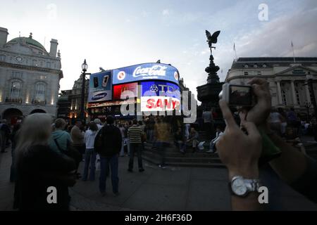 Londons berühmter Piccadilly Circus, der gestern Abend zum ersten Mal seit dem Zweiten Weltkrieg seine Lichter ausschaltete, um das Bewusstsein für die globale Erwärmung zu schärfen. Die Piccadilly-Lichter, die seit 68 Jahren nicht mehr ausgeschaltet sind, wurden heute Abend zwischen 21:00 und 22:00 Uhr im Rahmen einer Londoner Kampagne zur Förderung von nicht-essentieller Beleuchtung ausgeschaltet. Stockfoto