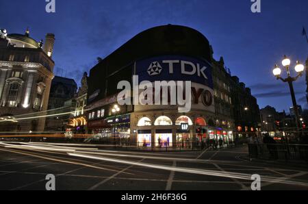 Londons berühmter Piccadilly Circus, der gestern Abend zum ersten Mal seit dem Zweiten Weltkrieg seine Lichter ausschaltete, um das Bewusstsein für die globale Erwärmung zu schärfen. Die Piccadilly-Lichter, die seit 68 Jahren nicht mehr ausgeschaltet sind, wurden heute Abend zwischen 21:00 und 22:00 Uhr im Rahmen einer Londoner Kampagne zur Förderung von nicht-essentieller Beleuchtung ausgeschaltet. Stockfoto