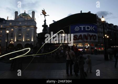 Londons berühmter Piccadilly Circus, der gestern Abend zum ersten Mal seit dem Zweiten Weltkrieg seine Lichter ausschaltete, um das Bewusstsein für die globale Erwärmung zu schärfen. Die Piccadilly-Lichter, die seit 68 Jahren nicht mehr ausgeschaltet sind, wurden heute Abend zwischen 21:00 und 22:00 Uhr im Rahmen einer Londoner Kampagne zur Förderung von nicht-essentieller Beleuchtung ausgeschaltet. Stockfoto