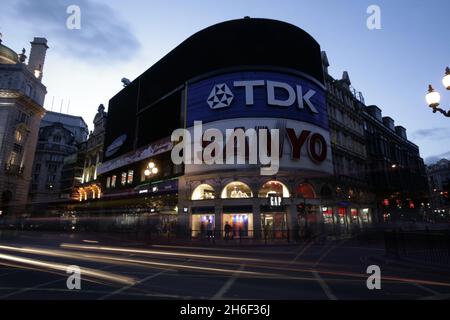 Londons berühmter Piccadilly Circus, der gestern Abend zum ersten Mal seit dem Zweiten Weltkrieg seine Lichter ausschaltete, um das Bewusstsein für die globale Erwärmung zu schärfen. Die Piccadilly-Lichter, die seit 68 Jahren nicht mehr ausgeschaltet sind, wurden heute Abend zwischen 21:00 und 22:00 Uhr im Rahmen einer Londoner Kampagne zur Förderung von nicht-essentieller Beleuchtung ausgeschaltet. Stockfoto