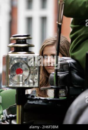 DIE US-Schauspielerin Sarah Michelle Gellar eröffnet den Harrods Summer Sale in Knightsbridge, London, SW1X 7SL. Sarah trägt eine Uhr aus 18 Karat Gold, die von Â£69,840 auf Â£41904 reduziert wurde, eine Halskette aus 18 Karat Gold, die von Â£21460 auf Â£12876 reduziert wurde, und einen Ring aus 18 Karat Gold, der von Â£3540 auf Â£1131 reduziert wurde Stockfoto