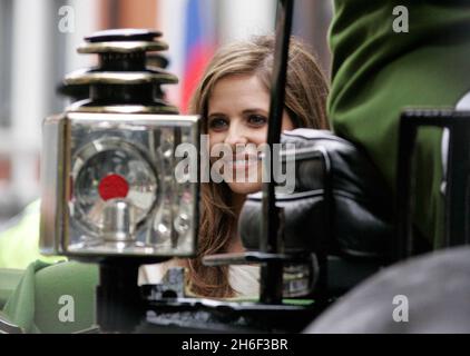 DIE US-Schauspielerin Sarah Michelle Gellar eröffnet den Harrods Summer Sale in Knightsbridge, London, SW1X 7SL. Sarah trägt eine Uhr aus 18 Karat Gold, die von Â£69,840 auf Â£41904 reduziert wurde, eine Halskette aus 18 Karat Gold, die von Â£21460 auf Â£12876 reduziert wurde, und einen Ring aus 18 Karat Gold, der von Â£3540 auf Â£1131 reduziert wurde Stockfoto