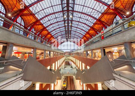 ANTWERPEN, BELGIEN - 5. MÄRZ 2020: Haupthalle des Bahnhofs Antwerpen-Centraal aus dem Jahr 1905. Stockfoto