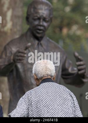 Nelson Mandela nimmt an der Enthüllung einer Bronzestatue seiner Person auf dem Parliament Square in London Teil, zu Ehren seines und vieler anderer Kämpfe gegen die Apartheid. Stockfoto