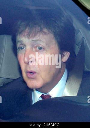 Sir Paul McCartney stellte sich vor, wie er heute Morgen beim Obersten Gerichtshof eintraf. McCartney war Treffen mit seiner Frau Heather Mills am Gericht, um eine Scheidung Deal Gerüchten zufolge wert Â£50 Millionen zu ersticken. Stockfoto