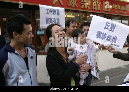 Chinatown streikt - Londons Chinatown streikt heute Nachmittag aus Protest gegen die jüngste Razzia gegen illegale Arbeiter. Mehr als 30 Menschen wurden festgenommen, als Immigrationspersonal und Polizei am 11. Oktober das Gelände des West End stürmten. Stockfoto