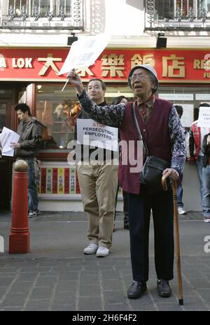 Chinatown streikt - Londons Chinatown streikt heute Nachmittag aus Protest gegen die jüngste Razzia gegen illegale Arbeiter. Mehr als 30 Menschen wurden festgenommen, als Immigrationspersonal und Polizei am 11. Oktober das Gelände des West End stürmten. Stockfoto